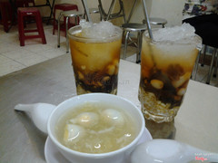 chè trứng cút + chè thập cẩm
