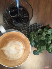 Latte nóng và cà phê sữa đá