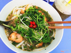 Tô bình thường đây 20k, ly rau má đậu xanh 7k 