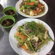 Hủ tiếu xào hải sản và Mì gói xào bò