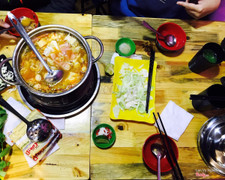 Nghe nói có món lẩu Nhật 100k ở khu Trần Quốc Hoàn nên Hấu đã rủ hội chingu đi ăn thử )))) Và đây là kết quả nè ^^ nồi lẩu trông rất bắt mắt, nước dùng rất ngọt và ngon. Tuy nhiên thì đồ ăn hơi ít phải gọi thêm nhưng chú ý là cũn rất rẻ nhé! 50k/đĩa thịt bò, 20k/đĩa takoyaki. Và hơn thế nữa, các chingu sẽ được miễn phí 1 cốc trà thái ngay khi bước vào cửa hàng nhá. Không gian tuy nhỏ nhưng sạch sẽ, gọn gàng và hợp vệ sinh. Rất phù hợp với học sinh sinh viên )))) 