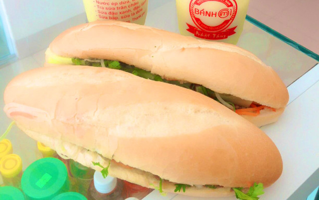 Nhật Thuỷ - Bánh Mì