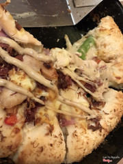 Bánh pizza mới của Pizza Hut ^^ Đế phô mai phồng cực mềm và xốp cho những Cheese-aholic đây ^^ miếng bánh vàng rụm và nhân đầy ụ nhé ))) cắn một phát là ngập vị phô mai luôn. Tuy loại bánh không đa dạng nhưng cực kì chất lượng nhé )))) Mức giá: 145 - 180k/chiếc