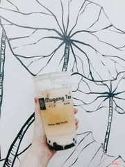 Mugong tea^^ lại thêm một loại trà sữa mới nữa😅 nghe review tốt lm nên mh đến uống luôn. Mh uống Machiato trà xanh)) thực sự ko có gì đặc sắc lm, trà xanh ko rõ vị, kem sữa loãng, mh quên ko bảo nv giảm đá mà bạn ý cũng ko hỏi mh luôn( tổng thể lm cho cốc trà nhạt lm, uống ko nhanh thì chẳng còn vị gì cả😏 so vs mặt bằng chung thì ts ở đây khá rẻ, mh gọi sz L là 30k thêm trân châu đen 5k. Cốc đẹp, quán hơi nhỏ, nv cũng bình thường, ko thân thiện lm đâu!! Bạn mh gọi thêm 2 vị là Machiato matcha vs machiato chocolate cũng ko thích lm. Theo mh thấy là ngon đâu😶 Thôii , cứ trung thành vs Gongcha cho yên ổn )) kkkkkkkkk nhưng vs cái bản tính luôn thích cái mới, đồ mới thì ko bt lm đc hơmm... 