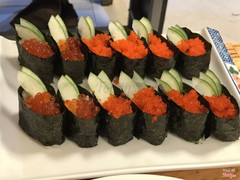 Cơm cuộn phủ trứng tôm + trứng cá hồi