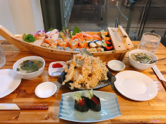 Sushi ở đây khỏi chê ,chuyển qua địa điểm khác rộng hơn và ko gian quán đậm chất nhật bản ,mình gọi thuyền c cho 2-3 người ăn sushi ở trên rất ngon đối với cơm cuộn thì con nóng giòn ,còn sushi thì cá tươi ,bạch tuộc ngọt thơm ,1 tôm tempura giòn giòn béo béo có thêm nấm kim châm chiên ngon cực kì ,2 súp miso rất vừa miệng ko mặn cũng ko quá lạt ,đã ghé quán rất nhiều lần ,mà chất lượng vẫn ko xuống mà càng ngày lên 😍😍😍