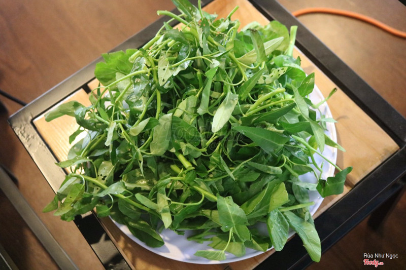 Rau muống và cải thìa