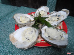 Hàu (ăn sống mù tạt/ ăn sống muối tiêu chanh/ nướng bơ tỏi/ nướng mỡ hành/ nướng phô mai): 15k/con
