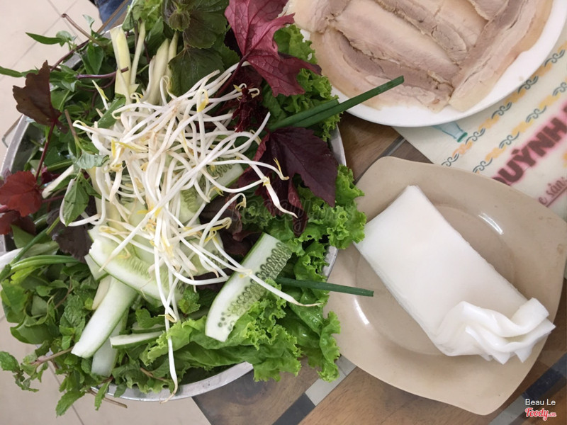 Rau quá trời nè, có chuối chát và cái là màu đỏ mình hỏi cô bán thì biết tên là lá chua, nhưng thật ra thì vị của nó đắng nhe :P