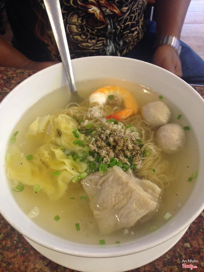 Mì hoành thánh sườn non