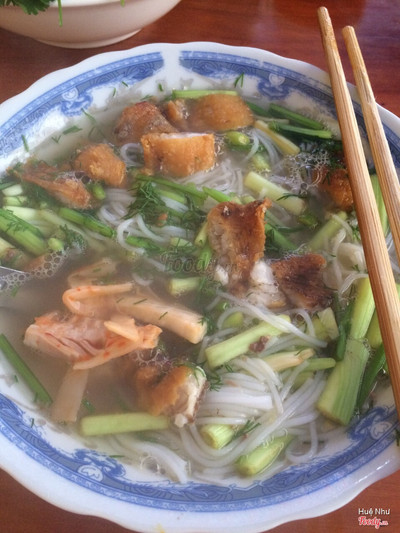 Ăn kèm có măng ớt ngâm ( được thay cho món dưa góp ) món này măng ớt này đậm chất lạng sơn vì cô chủ quán người gốc lạng sơn ạ