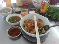 Hủ tíu trộn : 50K/bát thì phải, quên rồi :))))