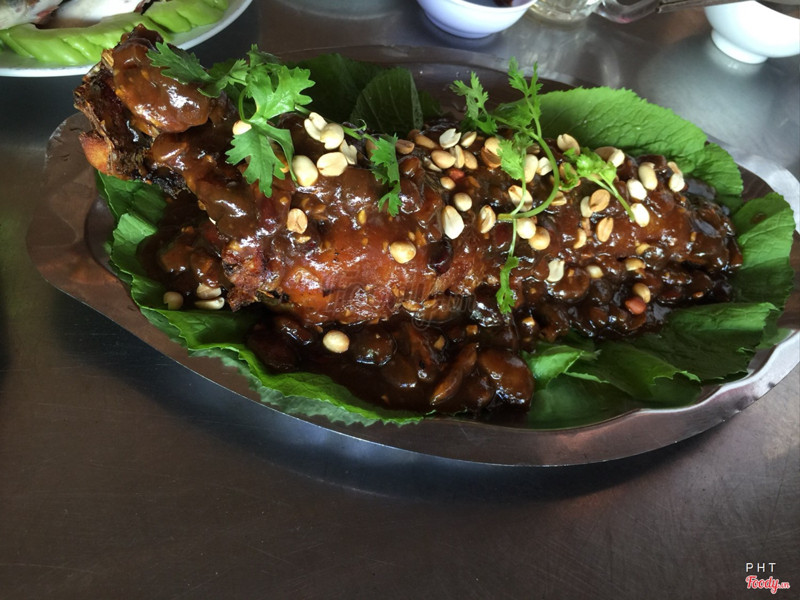 Cá lóc quay me vừa lạ miệng vừa ngon. Cuốn chung rau sống, bún & bánh tráng là tuyệt vời