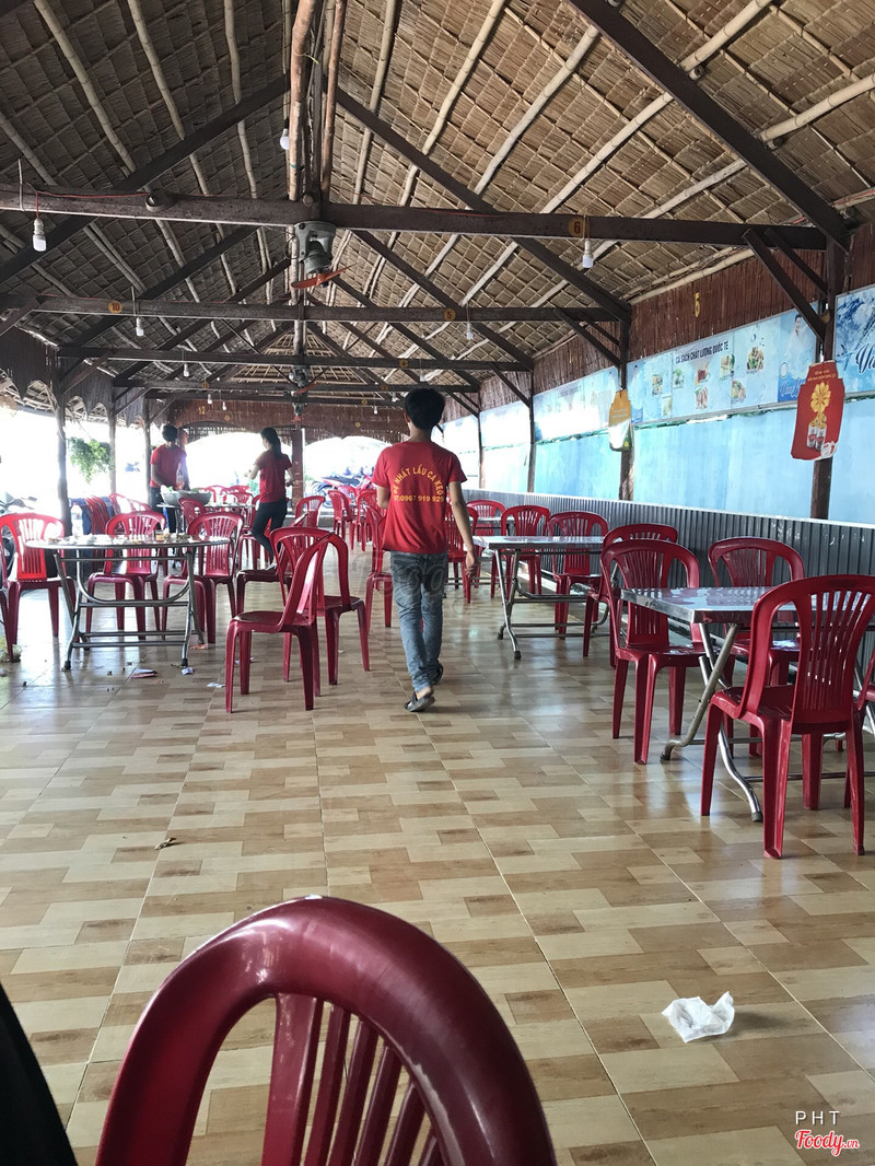 Không gian quán rất rộng, có cả chòi