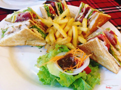 Club sandwich. Nghe tên đã thấy hay rồi :)))) một phần này có giá là 99k. Nghe có vẻ hơi đắt so với mặt bằng chung nếu bạn là sinh viên, học sinh đi ăn. Nhưng yên tâm hoàn toàn về chất lượng nhé. Bởi vì tiền nào của nấy mà :)) không đáng đồng tiền bỏ ra đâu👍🏻. Đây là bánh mì kẹp với jambong, xà lách, cà chua ăn kèm với khoai tây chiên cùng nước sốt rất đậm đà. Mỗi một miếng bánh cắt ra kia có 2 lớp. Nhìn trông có vẻ ít thế thôi nhg 2 ng đi ăn gọi 1 phần này cả 1 phần mỳ ý là no cái bụng cho một bữa ăn nhée