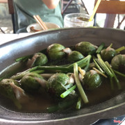 Ngòi bí nhồi cá thác lác. Món này lạ thôi chứ mình không thích lắm.