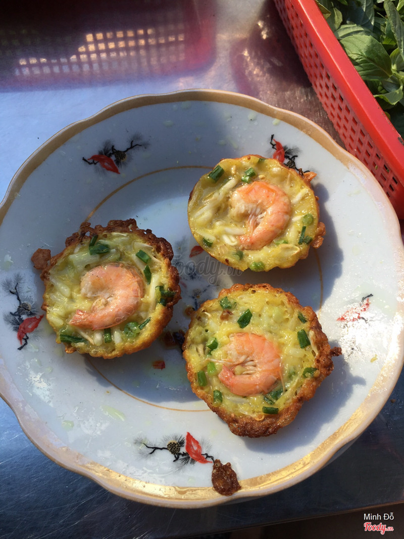 Bánh khọt bưng ra từng cái 1