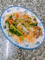 Mình với bạn mình có dịp đi ngang thì thấy quán này. Nhìn thực đơn thấy món phở xào lạ lạ nên kêu thử, ai dè lạ miệng ghiền lắm, nó giòn cứ như mì xào giòn ấy. 