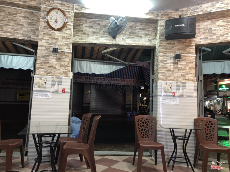 Quán ở rộng thêm các bạn có thể vào trong ngồi 