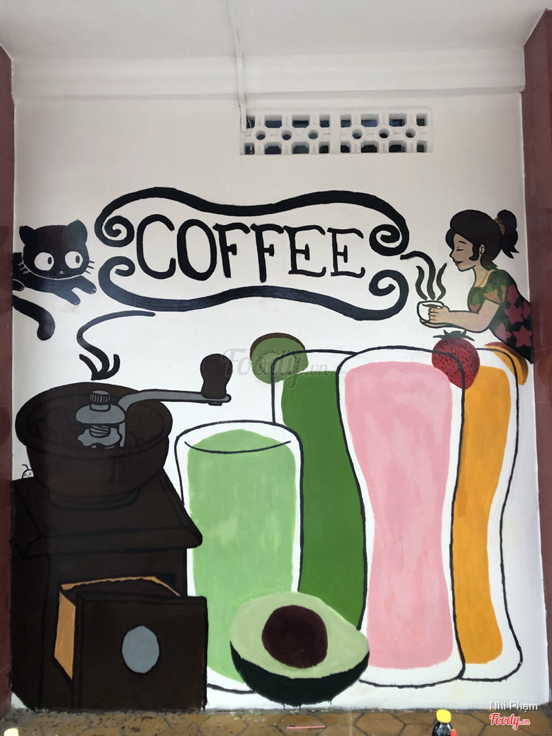 Bức tường ngay sau quán, các bạn có thể chụp hình cùng những ly sinh tố và chú mèo 😍 