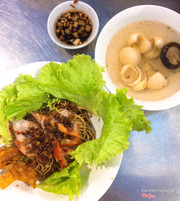 mì khô thập cẩm 35k + chén trứng thêm 20k