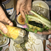 Hình ảnh đang cuốn bánh xèo và bò lá lốt , và bỗng sực nhớ phải chụp ảnh để review vì bánh xèo và bò quá ngonnn 😜