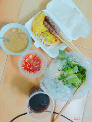 Bánh dai giòn, cho 2 loại chấm thích chấm nào chấm ngon à. Rau đầy đủ loại.👍