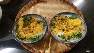 Bánh bèo nóng hổi vừa thổi vừa ăn