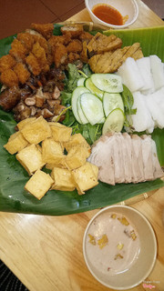 Nước sốt (cam cam) kia là ăn kèm với nem chua. 