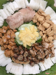 Này là mẹt khổng lồ và bún thêm. Nhìn vậy thôi chứ quá trời nè