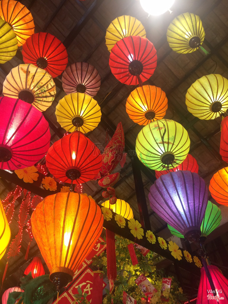 Không gian quán phía trước trang trí dịp Tết