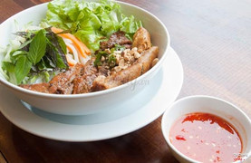 Bún thịt nướng, chả giò
