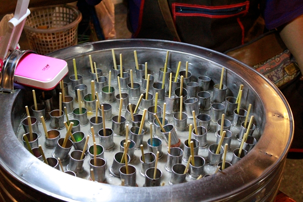 Thùng kem ống với những thanh nhôm kiêm khuôn kem.