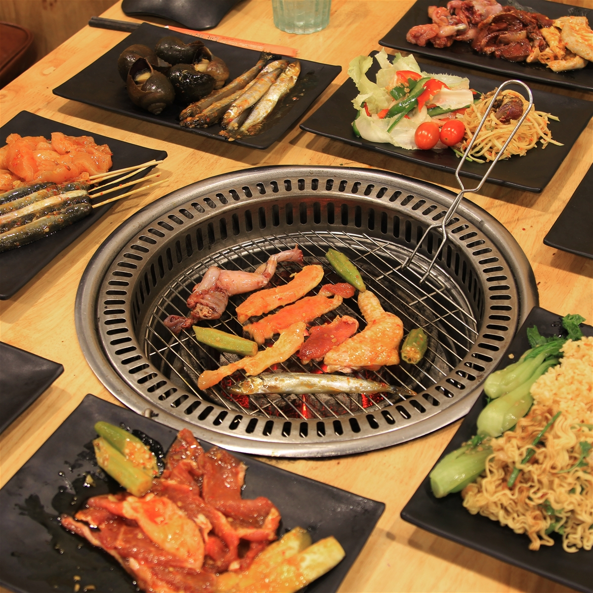 nhung-chang-trai-buffet-nuong-bbq-gia-re