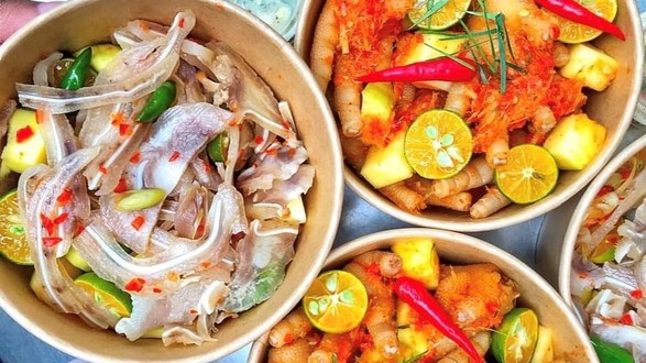 Ăn Vặt E Food - Chân Gà Sốt Thái, Gà Ủ Muối & Bánh Mì Nướng Muối Ớt - Nguyễn Ái Quốc