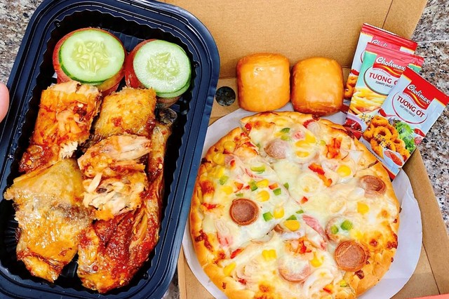 Gà Nướng Sốt Và Pizza Mai Mai