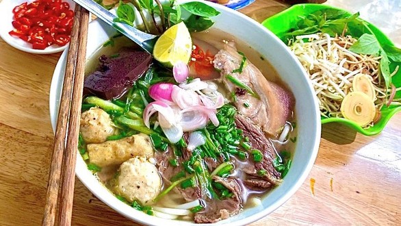 PHỞ 18 - Bún Bò Huế, Phở Bò & Cơm Rang - 134 Đông A