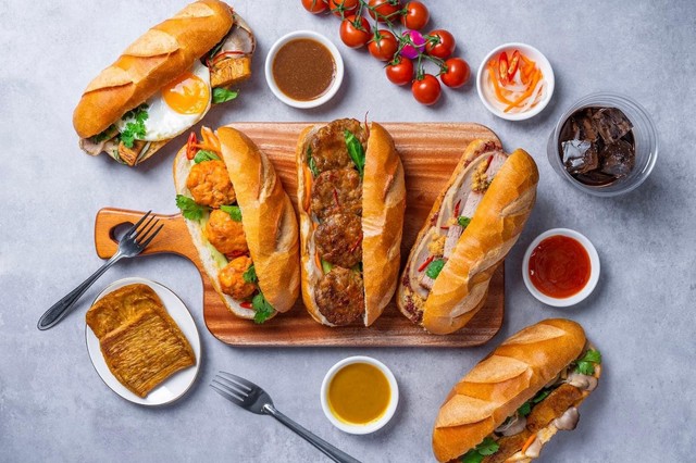 Bánh Mì Thịt Nướng Dòn Dòn, Bánh Mì Chả Cá & Sữa Bắp - 31 Trương Hoàng Thanh