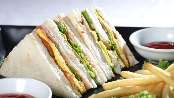 Tiệm bánh Hoàng Hôn - Bánh Mì Kẹp - Chùa Láng