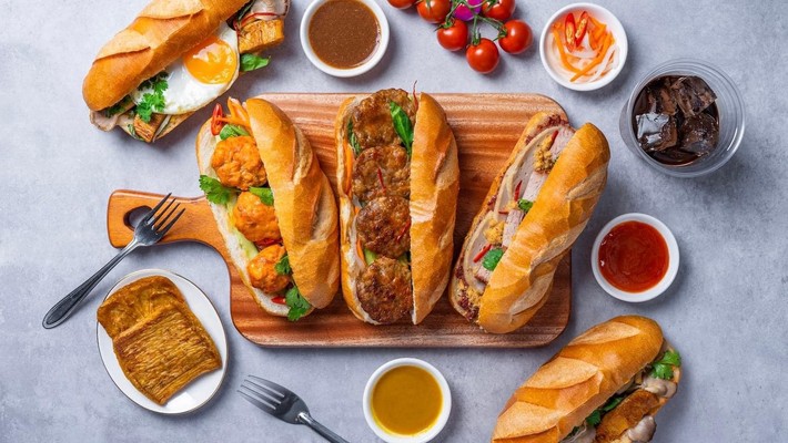 Bánh Mì Thịt Nướng Dòn Dòn, Bánh Mì Chả Cá & Sữa Bắp - 621 Nguyễn Thị Thập