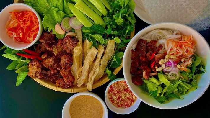 Tiệm Nướng Phố Núi - Mẹt Thịt Nướng Cay