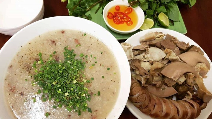 Cháo Đêm Chợ Thánh Tâm - Cháo Lòng, Hột Vịt Lộn & Đĩa Lòng