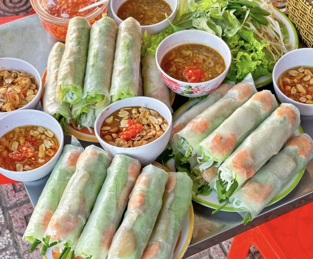 Gỏi Cuốn, Sinh Tố & Nước Ép - Chị Lan - Tôn Đản
