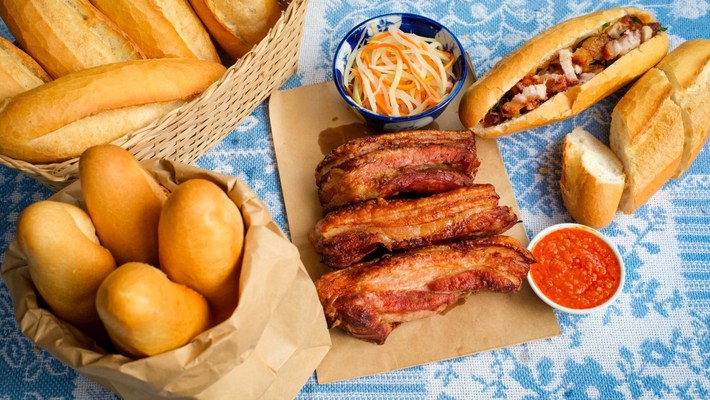 Ông Phú Đạt - Bánh Mì Heo Nướng Lu - Đống Đa