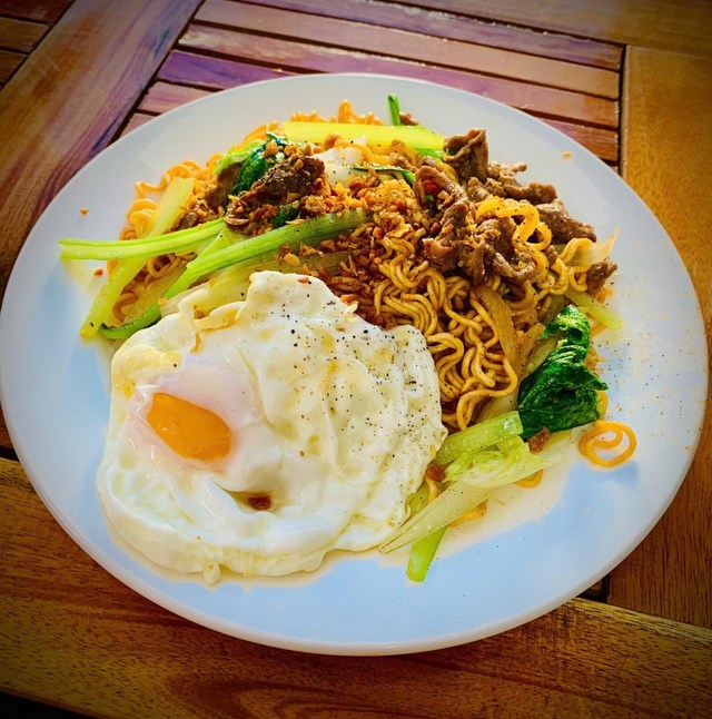 Trạm Dừng Chân Số 6 - Mì Xào, Bò Né & Cacao Sữa Muối