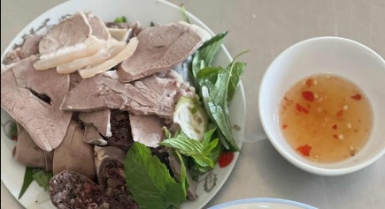 Cháo Lòng Cô Tiển - 125 Ngô Sĩ Liên