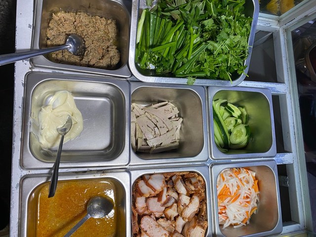 Bánh Mì, Xôi & Mì Xào - Nguyễn Bá Loan