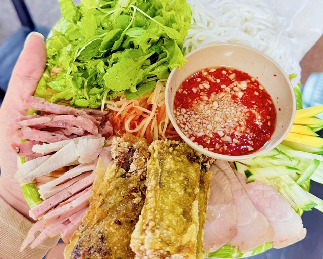 Quang Trung - Bánh Mì & Bún Đậu - 12 Nhật Lệ