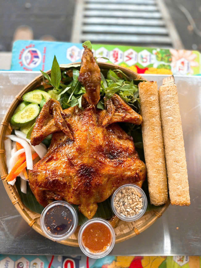 Gà Quay, Cơm Lam & Bánh Bao - A Kay