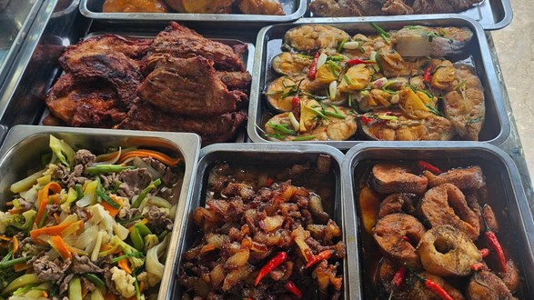 Quán Cơm Cô Nở - Cống Quỳnh